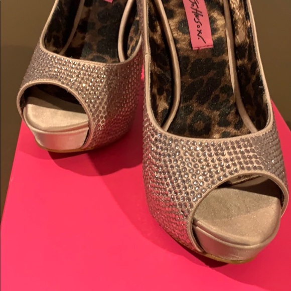 😍 Betsey Johnson Glitzeee Blush Pink Heels 😍 - Picture 2 of 9